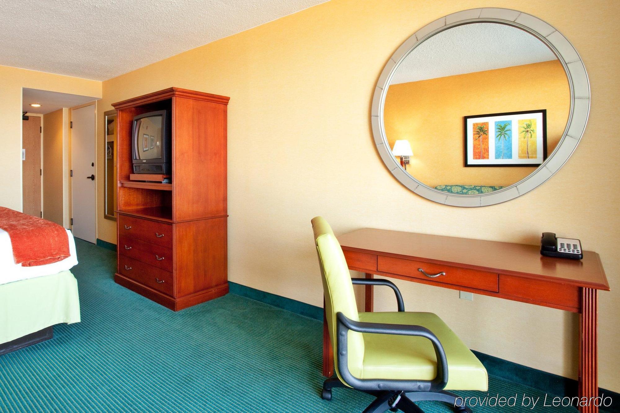 Holiday Inn Express Hotel & Suites Virginia Beach Oceanfront, An Ihg Hotel חדר תמונה