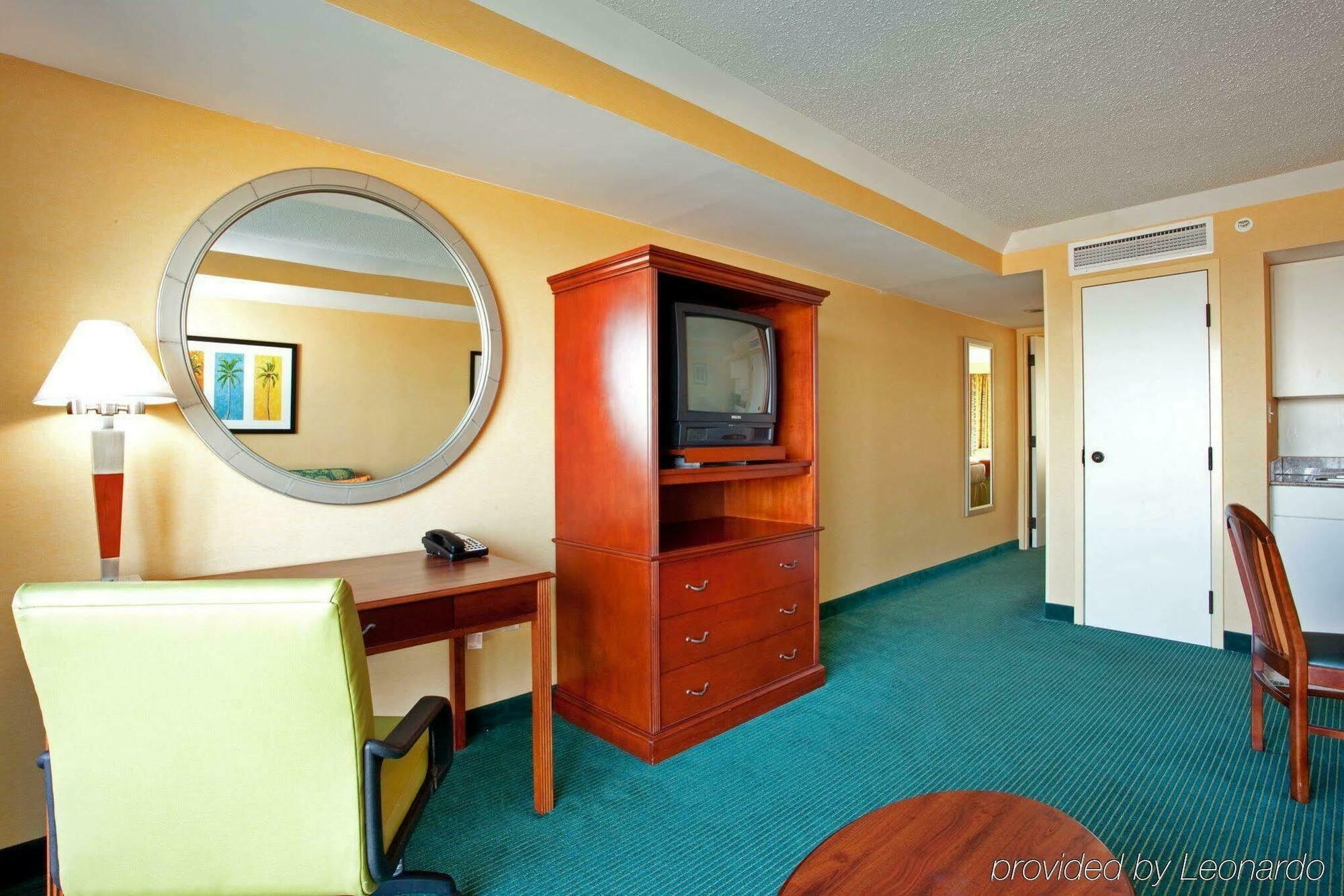 Holiday Inn Express Hotel & Suites Virginia Beach Oceanfront, An Ihg Hotel חדר תמונה